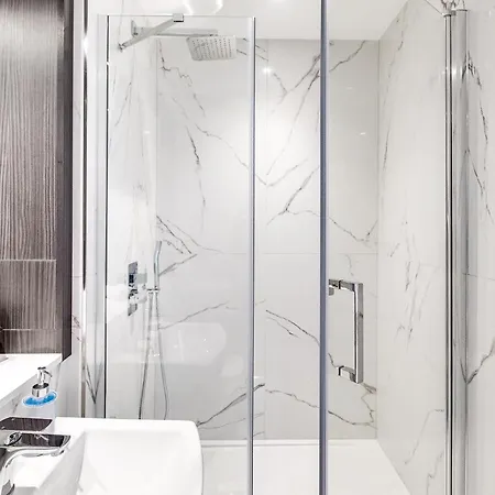 Pluxa Nero Deluxe - Bliss 2bath, Walk To Transit Apartamento